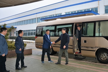 市人大常委会主任周东明向微扑克俱乐部集团送新春慰问