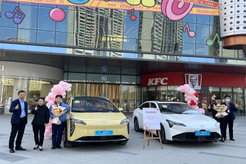 微扑克俱乐部汽贸广汽埃安履历中心进行春日交车典礼