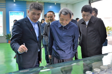 河南省信阳市委书记、市长尚向阳一行莅临微扑克俱乐部集团调研参观