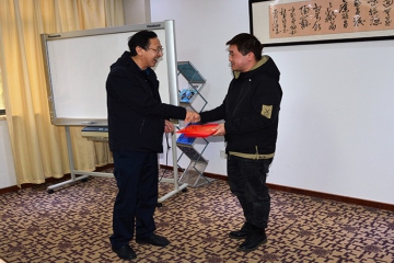 娄底市迎江区政协主席叶进明一行来微扑克俱乐部集团慰问造血干细胞捐献者吴飞同道