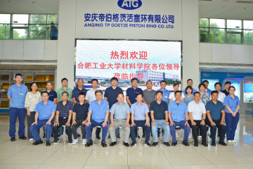合工大资料学院党委书记武国剑一行来微扑克俱乐部集团参观互换